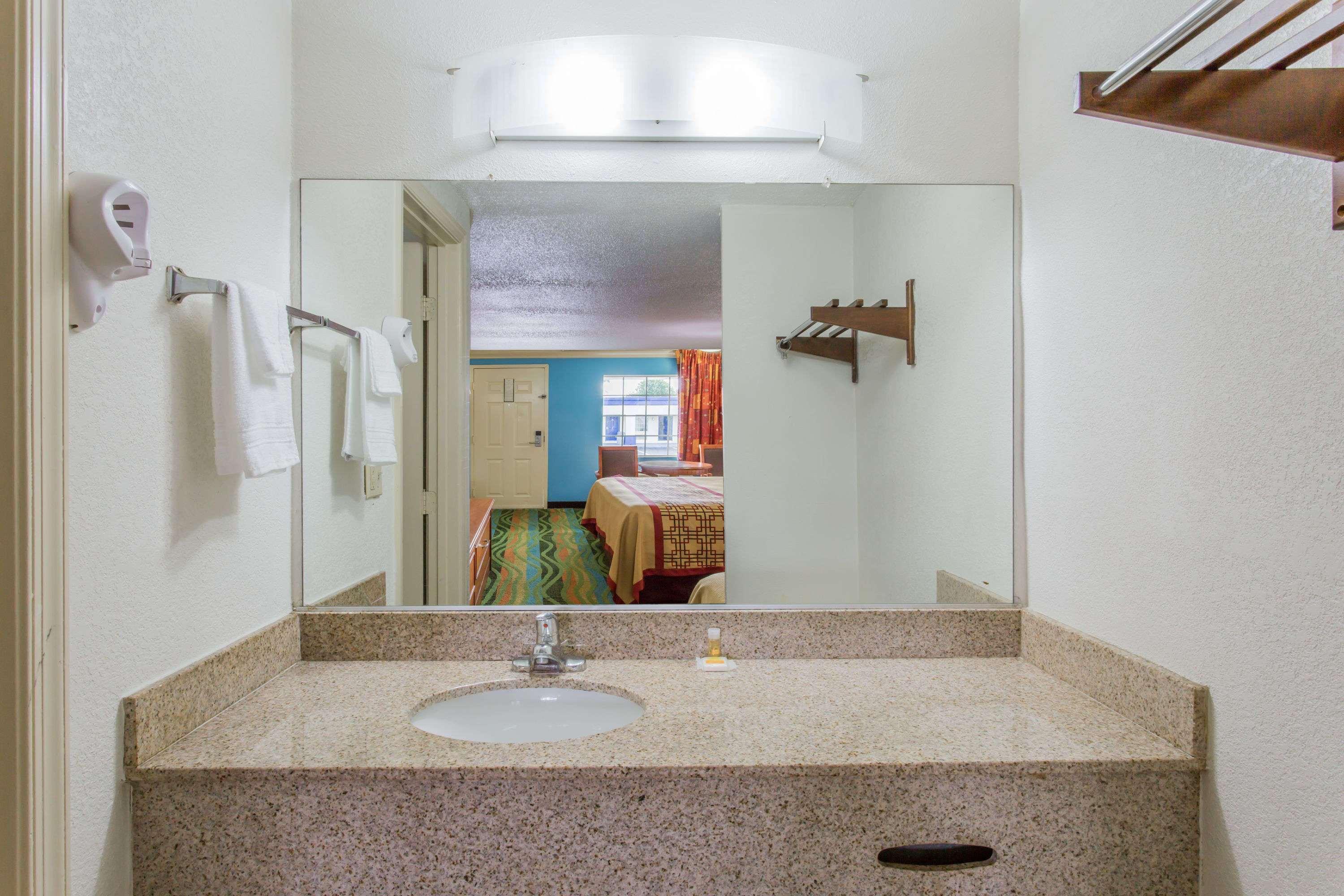 Days Inn By Wyndham Virginia Beach Town Center Bagian luar foto